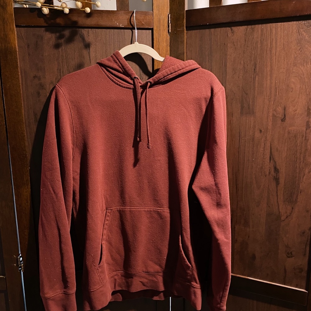 Size small tek gear hoodie. Fits closer to a medium. Really soft inside!